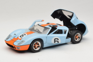 Ford GT40 Gulf #6 J. Ickx / J. Oliver 24 Hours of Le Mans 1969 Revell 1:18 48824 Pressofusione — immagine 2 di 8