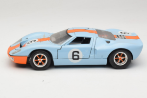 Ford GT40 Gulf #6 J. Ickx / J. Oliver 24 Hours of Le Mans 1969 Revell 1:18 48824 Pressofusione — immagine 4 di 8
