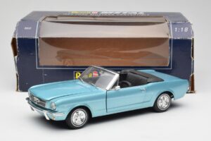 Ford Mustang Cabriolet Arcadian Blue Revell 1:18 8832-F1 Pressofusione — immagine 8 di 8