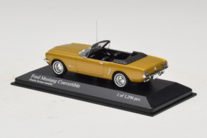 Ford Mustang Cabriolet Oro Minichamps 1:43 400082432 Pressofusione — immagine 3 di 4