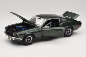 Ford Mustang GT Bullitt con Figura di Steve McQueen Greenlight 1:18 12885 Pressofusione — immagine 2 di 8
