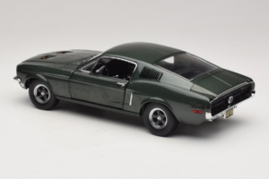 Ford Mustang GT Bullitt con Figura di Steve McQueen Greenlight 1:18 12885 Pressofusione — immagine 7 di 8