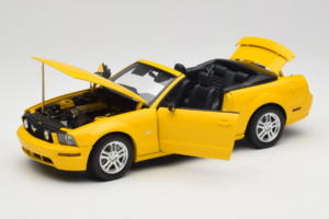 Ford Mustang GT S197 Cabriolet Screaming Yellow AUTOart 1:18 73062 Pressofusione — immagine 2 di 8