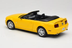 Ford Mustang GT S197 Cabriolet Screaming Yellow AUTOart 1:18 73062 Pressofusione — immagine 7 di 8