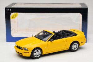 Ford Mustang GT S197 Cabriolet Screaming Yellow AUTOart 1:18 73062 Pressofusione — immagine 8 di 8