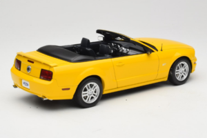 Ford Mustang GT S197 Cabriolet Screaming Yellow AUTOart 1:18 73062 Pressofusione — immagine 3 di 8