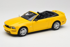 Ford Mustang GT S197 Cabriolet Screaming Yellow AUTOart 1:18 73062 Pressofusione