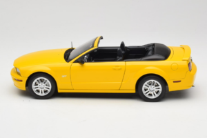 Ford Mustang GT S197 Cabriolet Screaming Yellow AUTOart 1:18 73062 Pressofusione — immagine 4 di 8