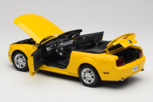 Ford Mustang GT S197 Cabriolet Screaming Yellow AUTOart 1:18 73062 Pressofusione — immagine 5 di 8
