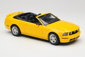 Ford Mustang GT S197 Cabriolet Screaming Yellow AUTOart 1:18 73062 Pressofusione — immagine 6 di 8