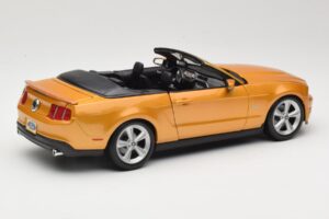 Ford Mustang GT S197 Cabriolet Oro Maisto 1:18 31158 Pressofusione — immagine 2 di 7