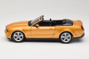 Ford Mustang GT S197 Cabriolet Oro Maisto 1:18 31158 Pressofusione — immagine 3 di 7
