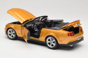 Ford Mustang GT S197 Cabriolet Oro Maisto 1:18 31158 Pressofusione — immagine 4 di 7