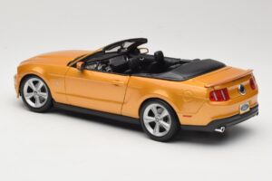 Ford Mustang GT S197 Cabriolet Oro Maisto 1:18 31158 Pressofusione — immagine 6 di 7