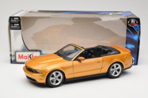 Ford Mustang GT S197 Cabriolet Oro Maisto 1:18 31158 Pressofusione — immagine 7 di 7
