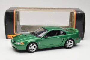 Ford Mustang GT SN95 Verde Maisto 1:18 50326 Pressofusione — immagine 8 di 8