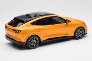 Ford Mustang Mach-E GT Performance Cyber Arancione Otto 1:18 OT983 Resina — immagine 2 di 6