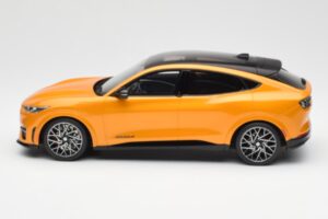 Ford Mustang Mach-E GT Performance Cyber Arancione Otto 1:18 OT983 Resina — immagine 3 di 6