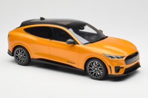Ford Mustang Mach-E GT Performance Cyber Arancione Otto 1:18 OT983 Resina — immagine 4 di 6