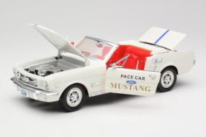 Ford Mustang Pace Car Wimbledon White Solido 1:18 81578 Pressofusione — immagine 2 di 8