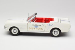 Ford Mustang Pace Car Wimbledon White Solido 1:18 81578 Pressofusione — immagine 4 di 8