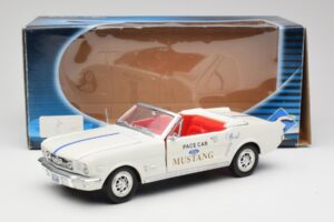 Ford Mustang Pace Car Wimbledon White Solido 1:18 81578 Pressofusione — immagine 8 di 8