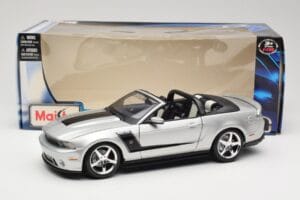Ford Mustang S197 Roush 427R Cabriolet Argento Maisto 1:18 31669 Pressofusione — immagine 8 di 8