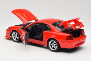 Ford Mustang SVT Cobra R SN95 Rosso Maisto 1:18 531872 Pressofusione — immagine 5 di 8