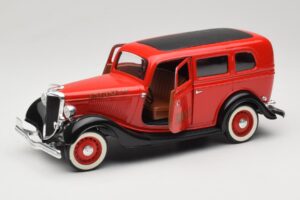 Ford Sedan Rosso Solido 1:18 8066 Pressofusione — immagine 2 di 8