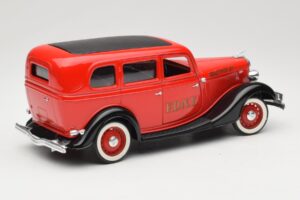 Ford Sedan Rosso Solido 1:18 8066 Pressofusione — immagine 3 di 8