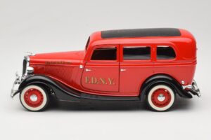 Ford Sedan Rosso Solido 1:18 8066 Pressofusione — immagine 4 di 8
