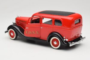Ford Sedan Rosso Solido 1:18 8066 Pressofusione — immagine 5 di 8
