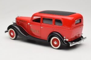 Ford Sedan Rosso Solido 1:18 8066 Pressofusione — immagine 7 di 8