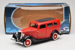 Ford Sedan Rosso Solido 1:18 8066 Pressofusione — immagine 8 di 8