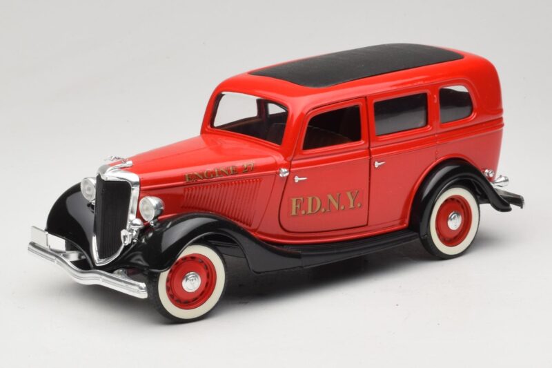 Ford Sedan Rosso Solido 1:18 8066 Pressofusione