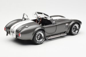 Ford Shelby Cobra 427 S/C Grigio Metallizzato Con Strisce Bianche Kyosho 1:18 08045GRW Pressofusione — immagine 3 di 8