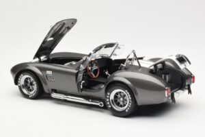 Ford Shelby Cobra 427 S/C Grigio Metallizzato Con Strisce Bianche Kyosho 1:18 08045GRW Pressofusione — immagine 5 di 8