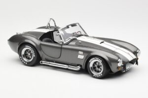 Ford Shelby Cobra 427 S/C Grigio Metallizzato Con Strisce Bianche Kyosho 1:18 08045GRW Pressofusione — immagine 6 di 8
