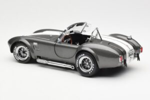 Ford Shelby Cobra 427 S/C Grigio Metallizzato Con Strisce Bianche Kyosho 1:18 08045GRW Pressofusione — immagine 7 di 8
