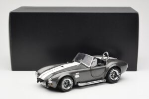Ford Shelby Cobra 427 S/C Grigio Metallizzato Con Strisce Bianche Kyosho 1:18 08045GRW Pressofusione — immagine 8 di 8
