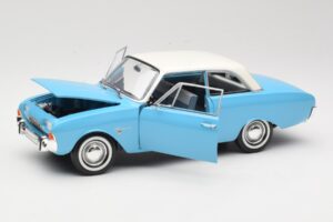 Ford Taunus 17M P2 Blu Revell 1:18 08817 Pressofusione — immagine 2 di 8