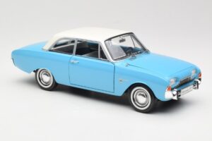 Ford Taunus 17M P2 Blu Revell 1:18 08817 Pressofusione — immagine 6 di 8