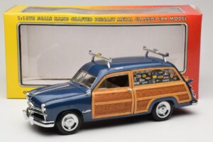Ford Woody Station Wagon Bayview Blue Surf Shop Motor City 1:18 60002 Pressofusione — immagine 8 di 8