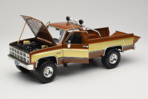 GMC K-2500 Sierra Grande Marrone GreenLight 1:18 13560 Pressofusione — immagine 2 di 8