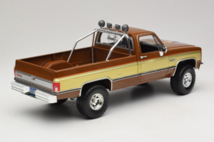 GMC K-2500 Sierra Grande Marrone GreenLight 1:18 13560 Pressofusione — immagine 3 di 8