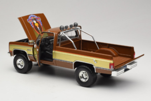 GMC K-2500 Sierra Grande Marrone GreenLight 1:18 13560 Pressofusione — immagine 5 di 8