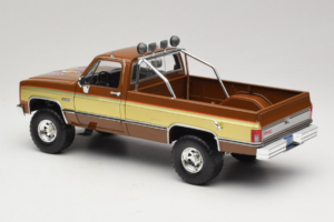 GMC K-2500 Sierra Grande Marrone GreenLight 1:18 13560 Pressofusione — immagine 7 di 8
