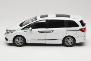 Honda Elysion Bianco OEM 1:18 430056 Pressofusione — immagine 4 di 8