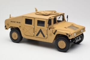 Hummer H1 AM General Military Police Exoto 1:18 01801 Pressofusione — immagine 6 di 8
