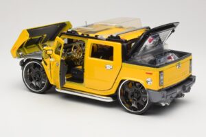 Hummer H2 SUT Concept Giallo Maisto 1:18 31067 Pressofusione — immagine 5 di 8